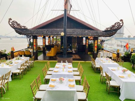 The Floating Restaurant You Can Only Reach by Boat at High Tide